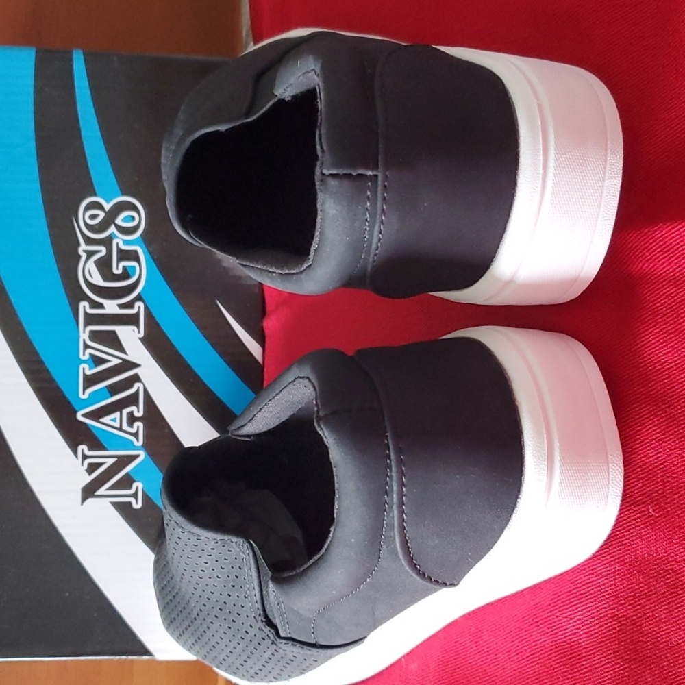 NWOT "NAVIG 8" Slip-on Sneakers Black/White Size 9 - Picture 2 of 7